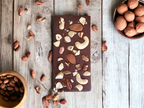 MoonChocolate - MOŘE OBLAKŮ 2.0 - druhá generace mléčné bean to bar čokolády s ořechy s 53% podílem kakaa z Kolumbie